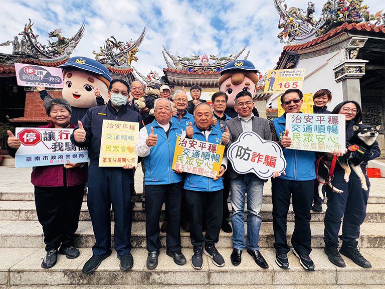 南警五分局結合廟宇 金蛇年春節前夕揮毫送春聯 南警五分局結合廟宇 金蛇年春節前夕揮毫送春聯