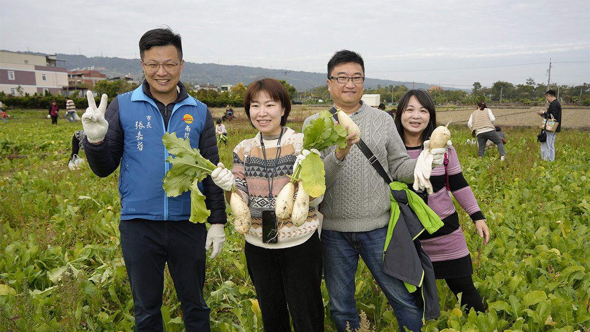 用雙手感受土地!南投市拔蘿蔔體驗傳遞農業價值 用雙手感受土地!南投市拔蘿蔔體驗傳遞農業價值