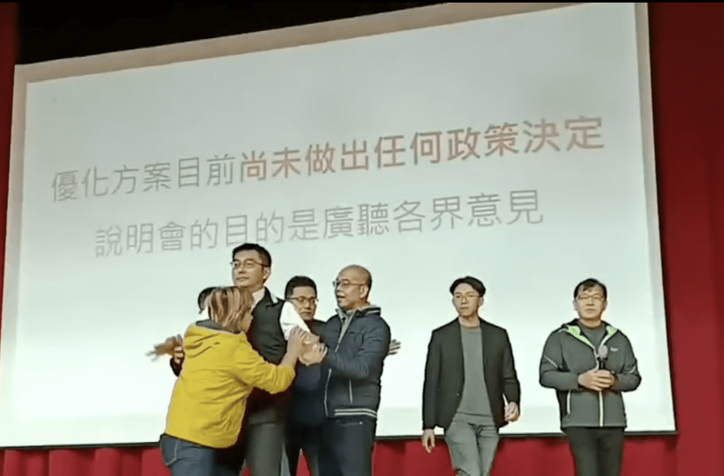 板橋殯儀館優化工程說明會再爆衝突 議員怒打掉局長眼鏡