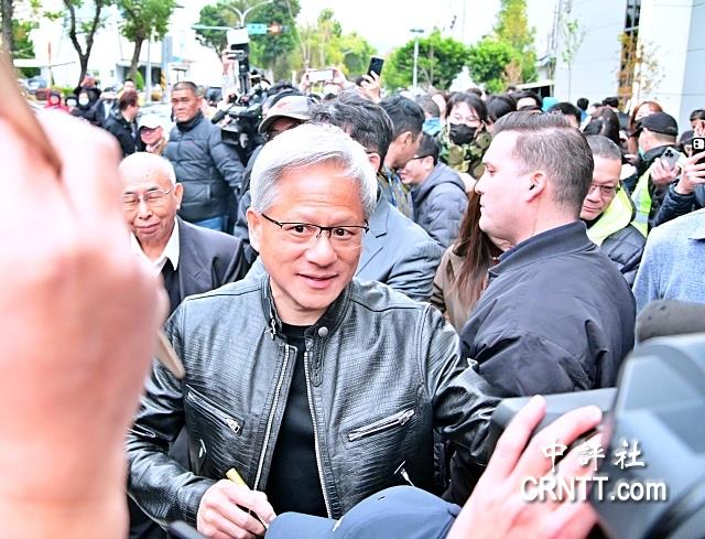 和張忠謀首次打電話內容曝!黃仁勳情急爆粗 和張忠謀首次打電話內容曝!黃仁勳情急爆粗