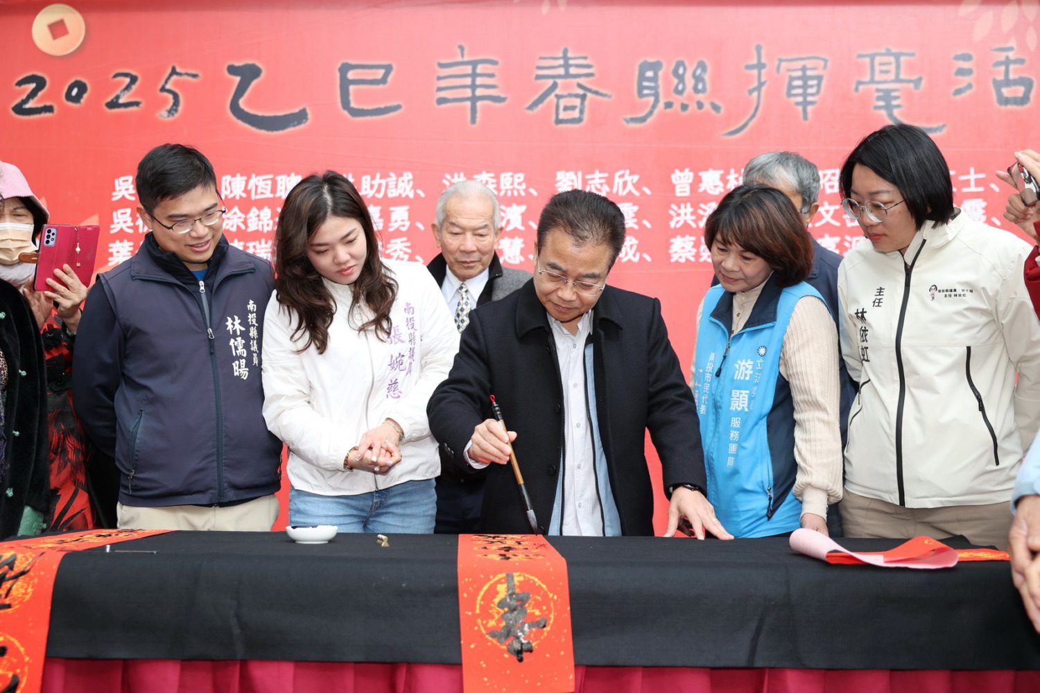 南投文化局飄年味 書法大師揮毫春聯免費送