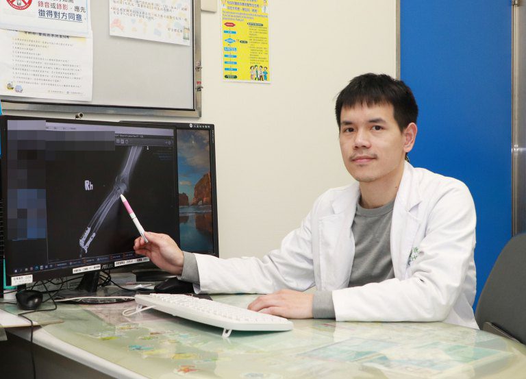 7旬翁跌倒變手肘恐怖三聯症 仁愛長庚骨科「三招」助復元 7旬翁跌倒變手肘恐怖三聯症 仁愛長庚骨科「三招」助復元