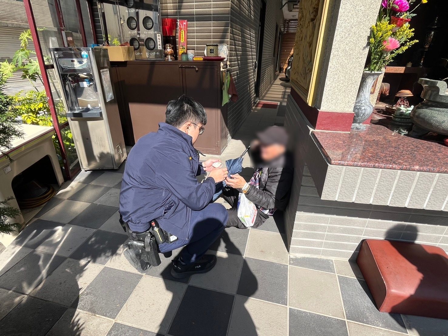 6旬翁體力不支癱坐廟中 平警即刻救援送返家 6旬翁體力不支癱坐廟中 平警即刻救援送返家