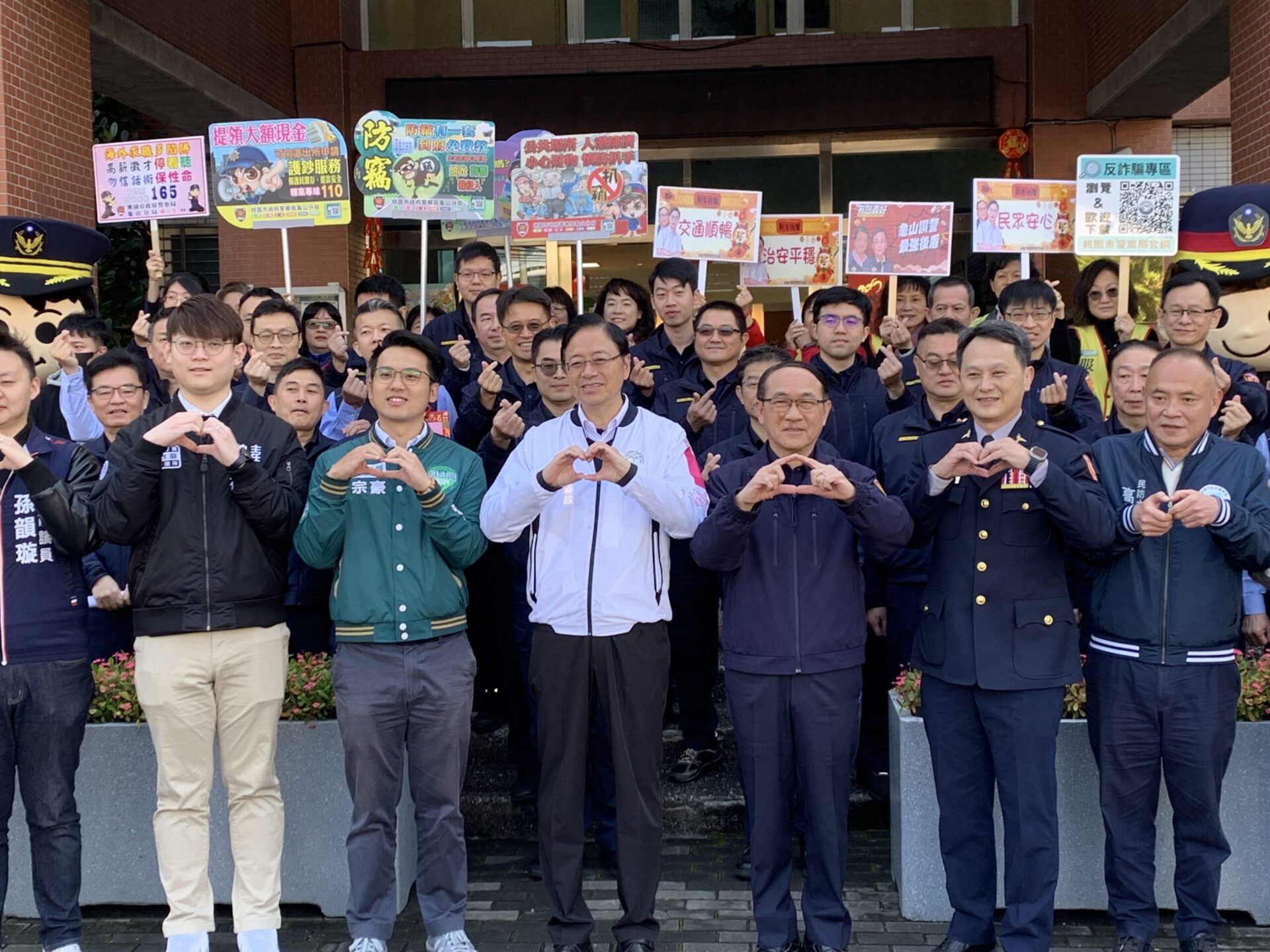 春節連假守護民眾安全 張善政贈禮慰勞龜山警力 春節連假守護民眾安全 張善政贈禮慰勞龜山警力