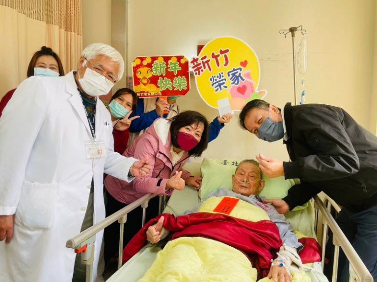 新竹榮家福蛇迎春　關懷住院長輩傳遞溫暖