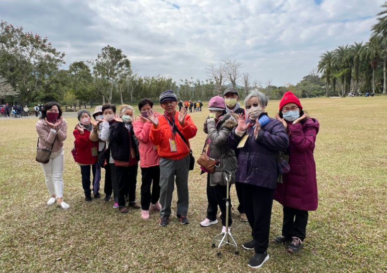 新竹榮家與勝利堂陪同住民探索綠世界　近距離與動物互動