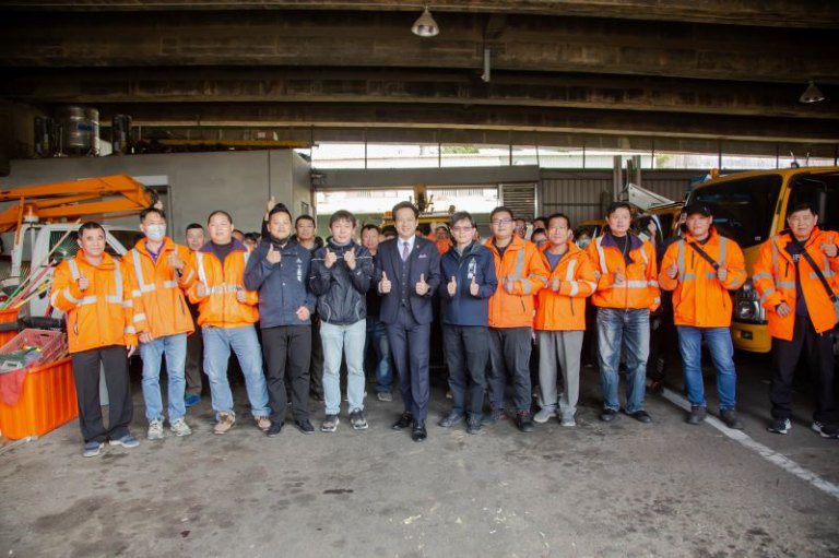 邱臣遠慰勉割草隊員與路燈工班同仁 感謝堅守崗位維護市容 邱臣遠慰勉割草隊員與路燈工班同仁 感謝堅守崗位維護市容