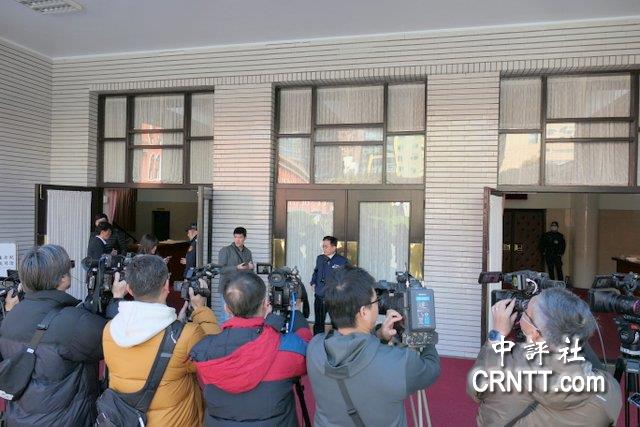 卓榮泰大陣仗抗議刪預算 賴士葆批情緒勒索 籲行政院停止散播不實指控 卓榮泰大陣仗抗議刪預算 賴士葆批情緒勒索 籲行政院停止散播不實指控