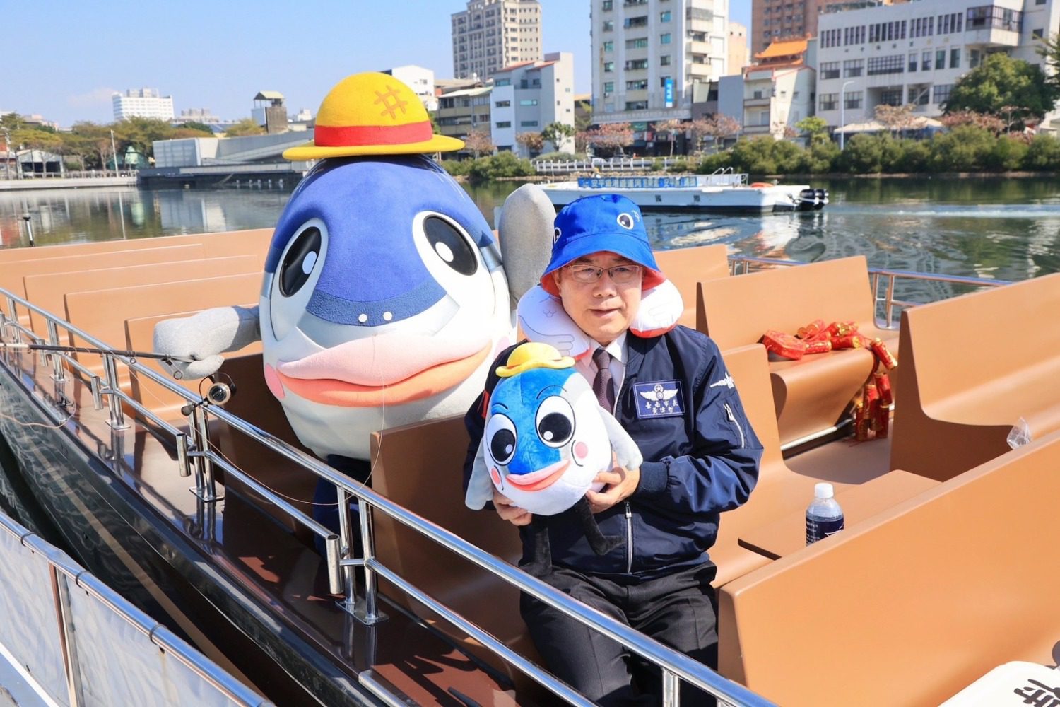 魚頭君氣偶現身安平運河  黃偉哲搭船祝賀新年如魚得水