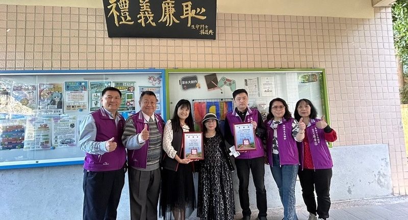 高雄市家長協會攜手口足畫家楊恩典贈第97方禮義廉恥匾額到燕巢深水國小 別具意義 高雄市家長協會攜手口足畫家楊恩典贈第97方禮義廉恥匾額到燕巢深水國小 別具意義