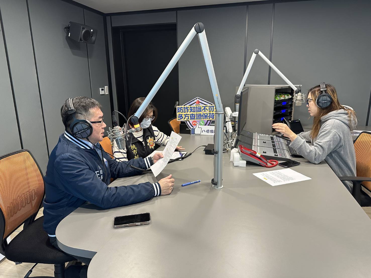 年節治安不鬆懈 八德分局長王鉉仁親上電台防詐宣導 年節治安不鬆懈 八德分局長王鉉仁親上電台防詐宣導