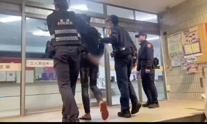 二友人車內口角車外互毆 立人警將持刀逞凶者送辦 二友人車內口角車外互毆 立人警將持刀逞凶者送辦