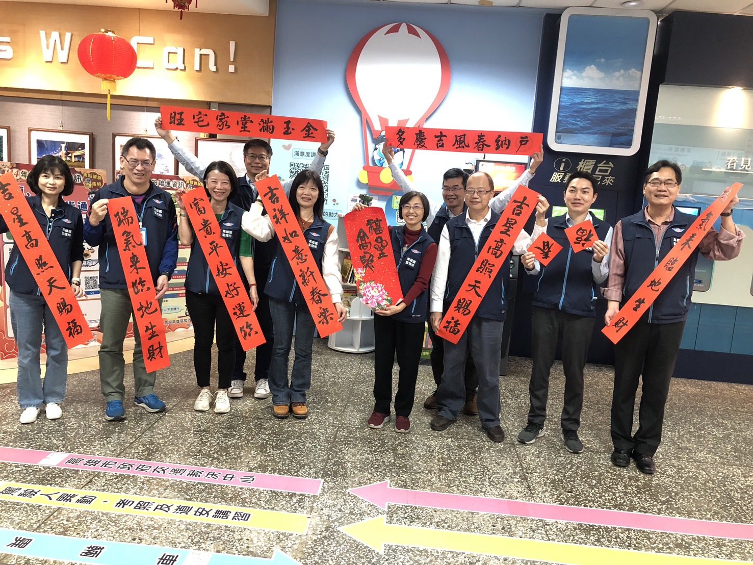 高雄區監理所邀書法老師揮毫贈春聯 同時宣導多項監理措施