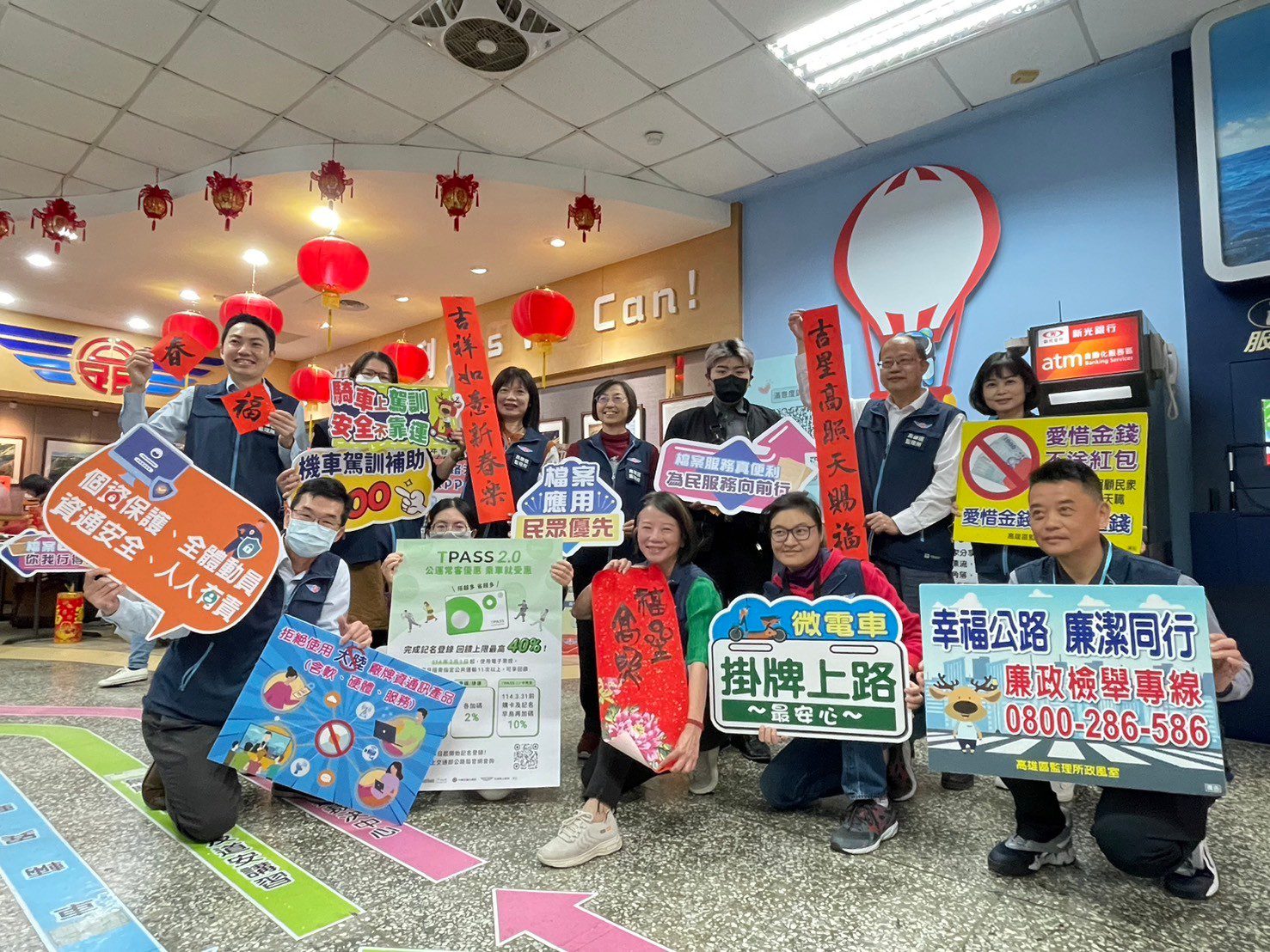 高雄區監理所邀書法老師揮毫送春聯暨宣導活動 高雄區監理所邀書法老師揮毫送春聯暨宣導活動