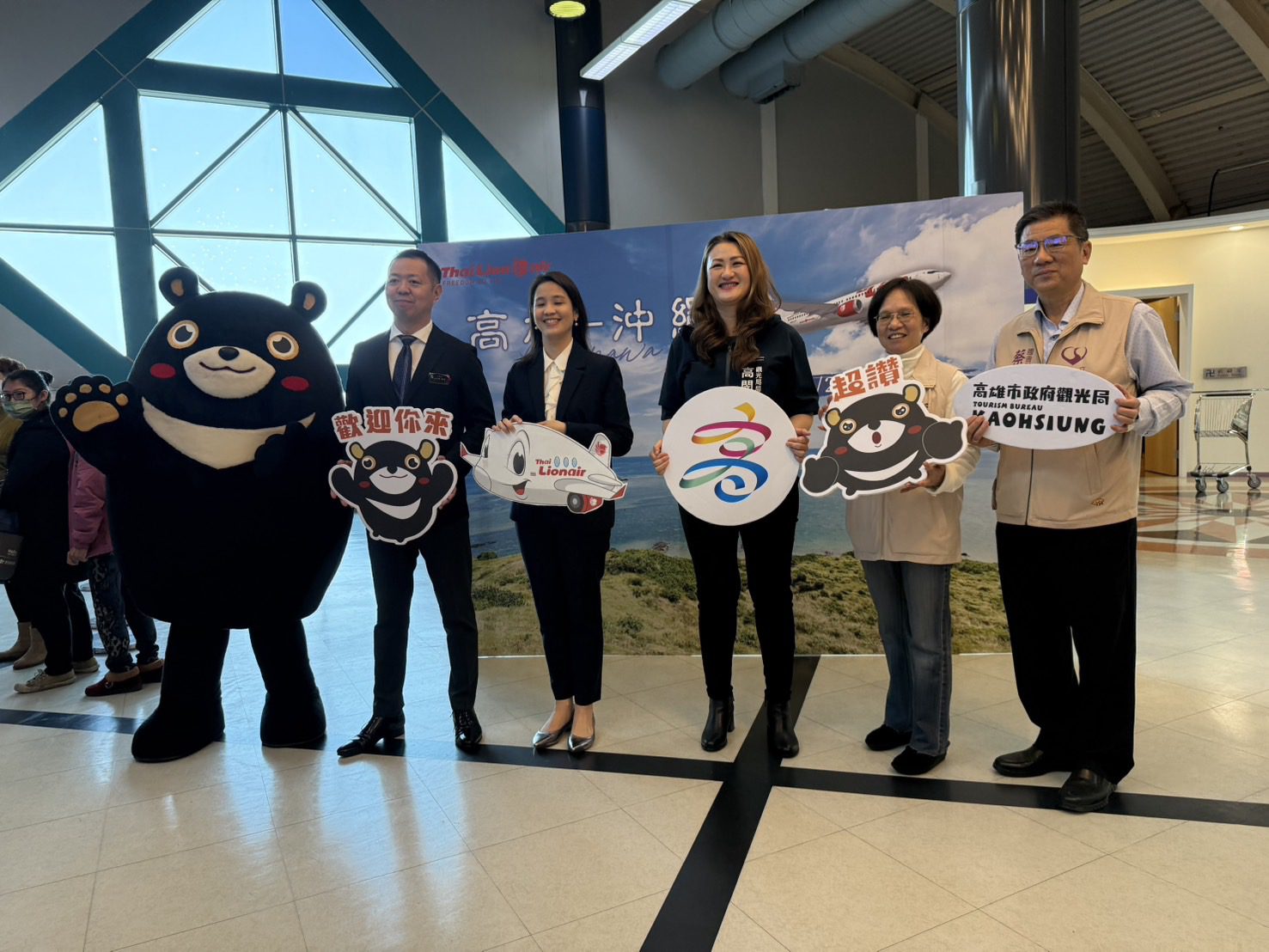 高雄3線齊發 航空立委許智傑歡迎旅客 高雄3線齊發 航空立委許智傑歡迎旅客