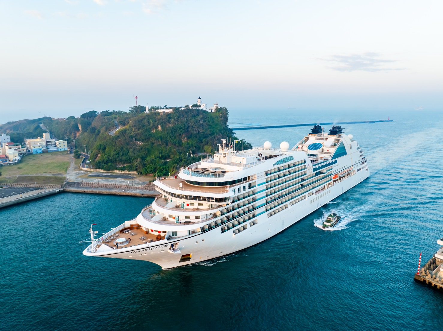 璽寶安可號、挪威天空號首航 高雄港旅運中心迎來雙輪盛會