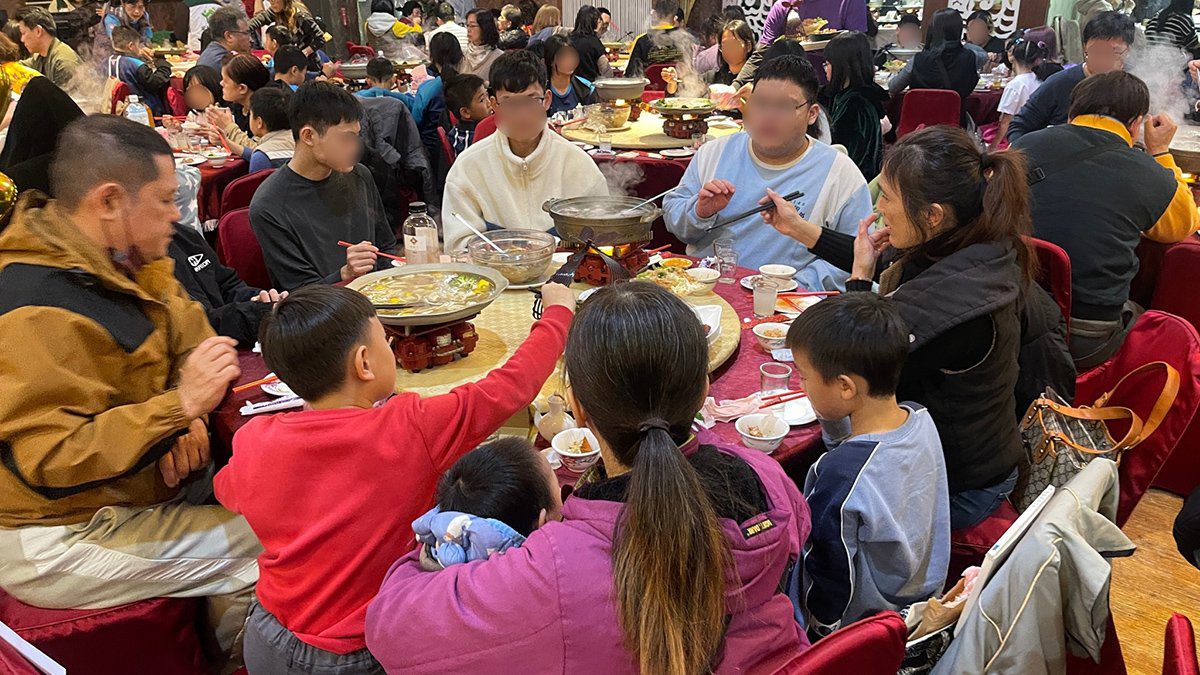 澎湖灣時尚婚宴會館寒冬送暖 愛心圍爐餐敘傳遞溫情