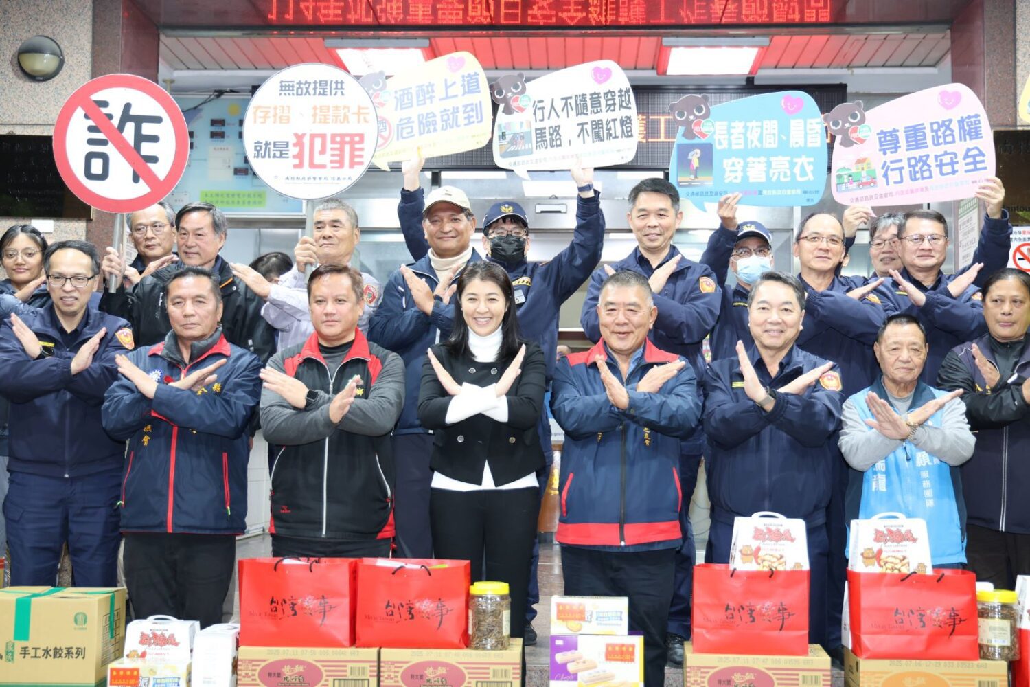 許淑華慰勉春節安全維護人員 致贈慰問禮品 許淑華慰勉春節安全維護人員 致贈慰問禮品