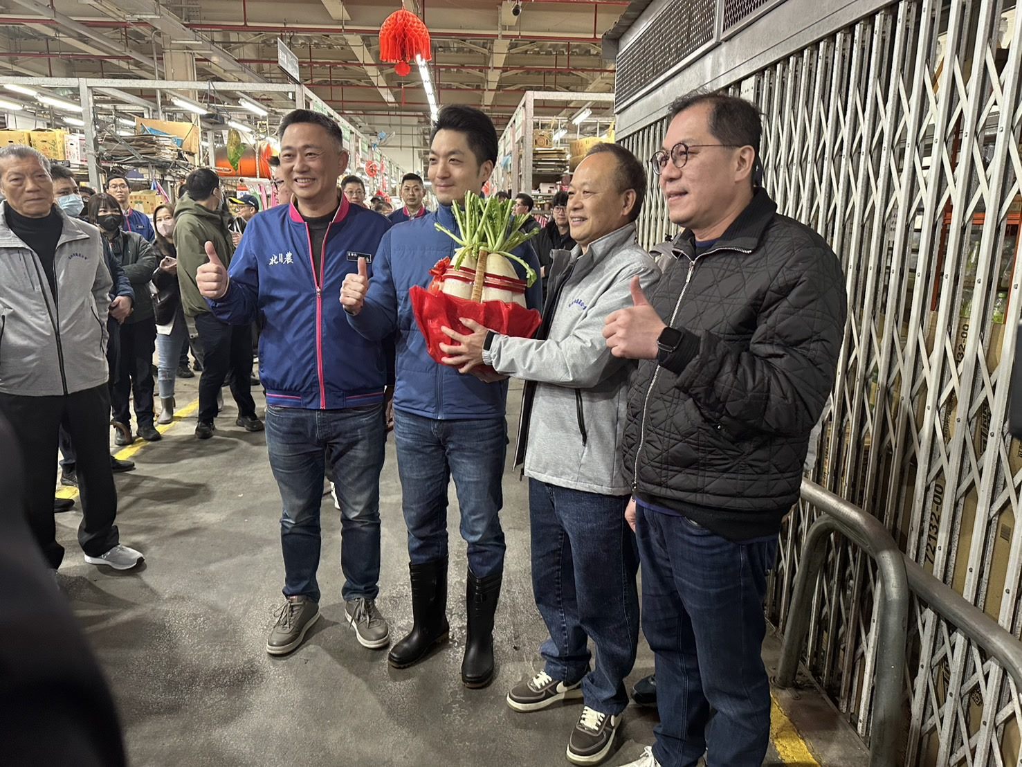 蔣萬安視察批發市場 確保春節供應量足價穩 蔣萬安視察批發市場 確保春節供應量足價穩