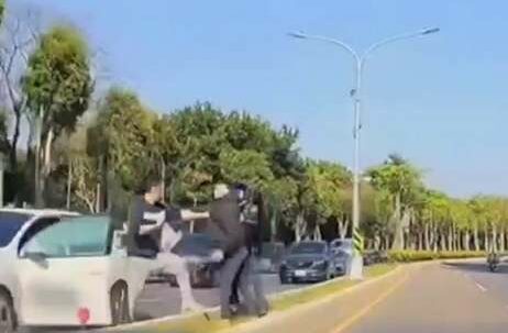 【有片】為超車當街大打出手！2男下場尷尬了