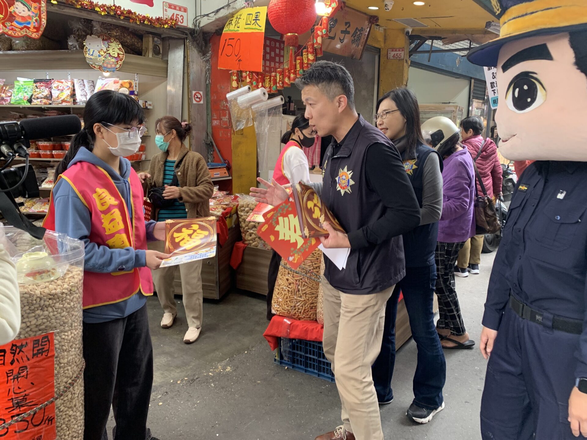 龜山警走入市場發紅包袋 加強民眾防竊觀念 龜山警走入市場發紅包袋 加強民眾防竊觀念