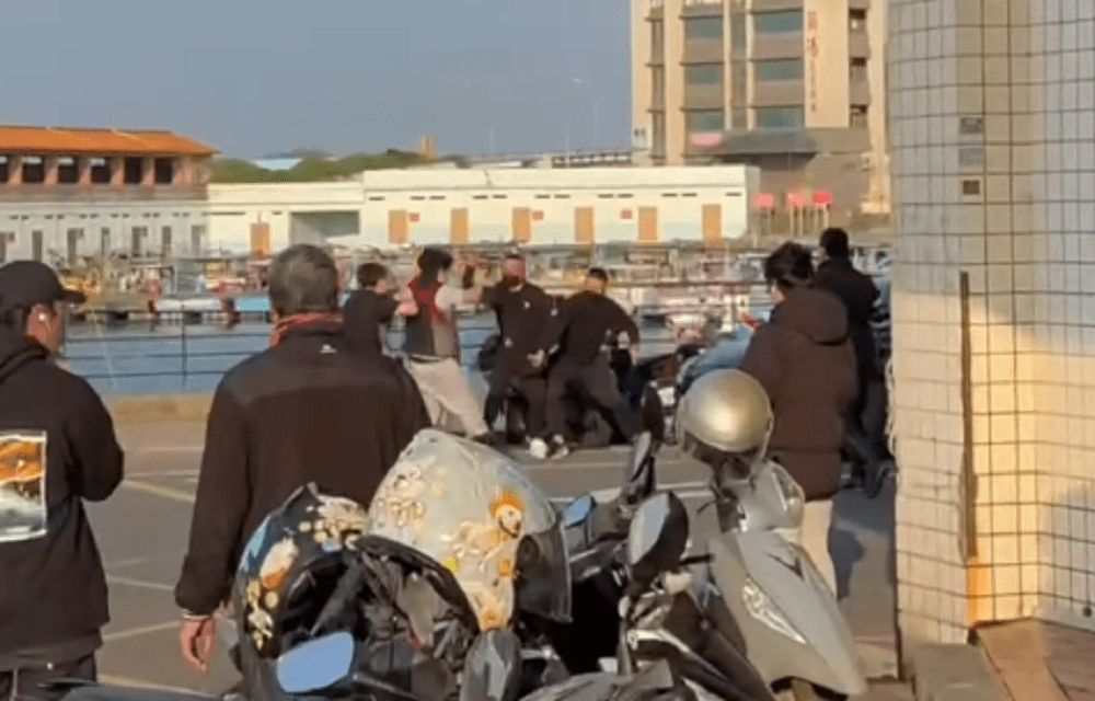 竹圍漁港出現球棒隊 大園警逮7男送辦 竹圍漁港出現球棒隊 大園警逮7男送辦