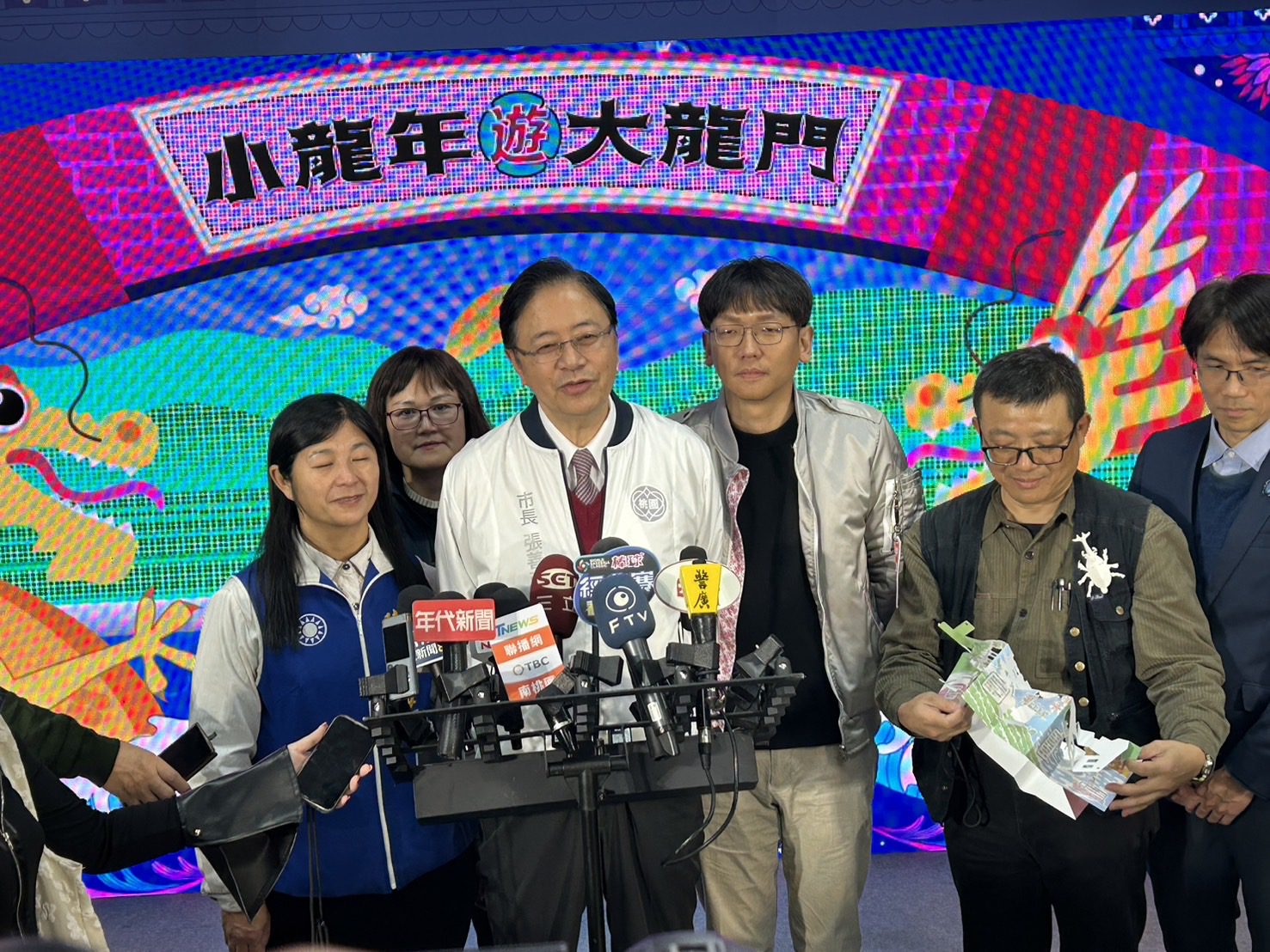 桃園張善政市長邀國人「小龍年遊大龍門」立體旅遊書 好神公仔 同步亮相 桃園張善政市長邀國人「小龍年遊大龍門」立體旅遊書 好神公仔 同步亮相