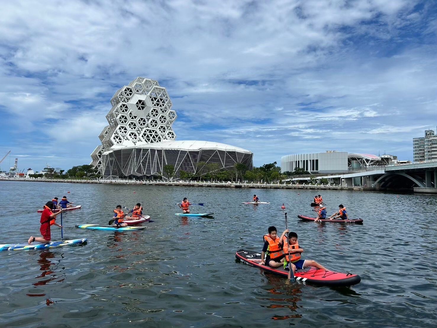 春節連假來高雄愛河灣水樂園體驗立式划槳SUP還有新春福袋好禮等你拿 春節連假來高雄愛河灣水樂園體驗立式划槳SUP還有新春福袋好禮等你拿