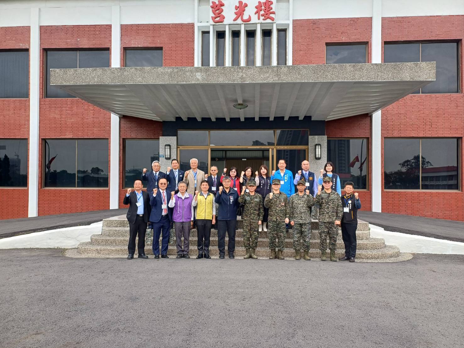 春節前夕慰勞海陸弟兄 李懷仁:感佩犧牲團圓守護家園 春節前夕慰勞海陸弟兄 李懷仁:感佩犧牲團圓守護家園