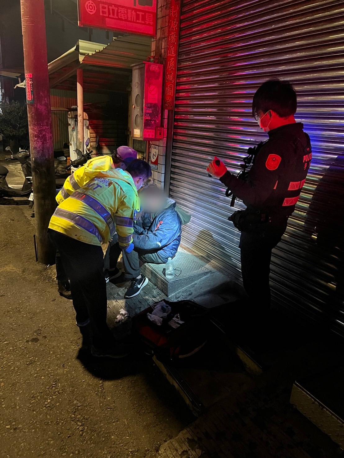 八德警分局廣興派出所遇酒醉路人倒跌路旁 員警協助返家 八德警分局廣興派出所遇酒醉路人倒跌路旁 員警協助返家