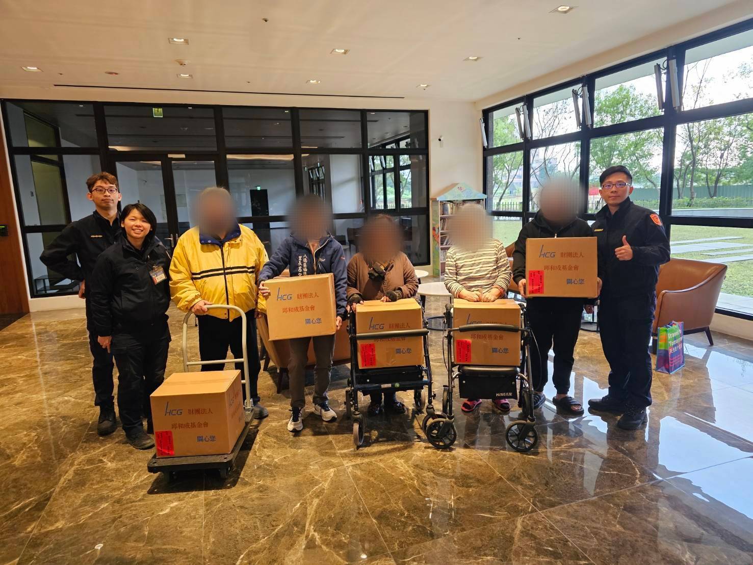 八德警攜手邱和成基金會 春節前送暖助弱勢家庭 八德警攜手邱和成基金會 春節前送暖助弱勢家庭