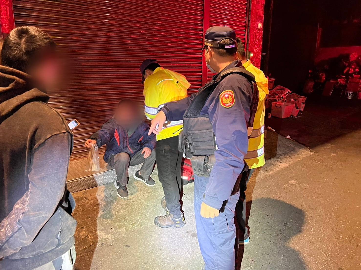天冷小酌取暖不勝酒力 八德警助路倒男子安全返家 天冷小酌取暖不勝酒力 八德警助路倒男子安全返家
