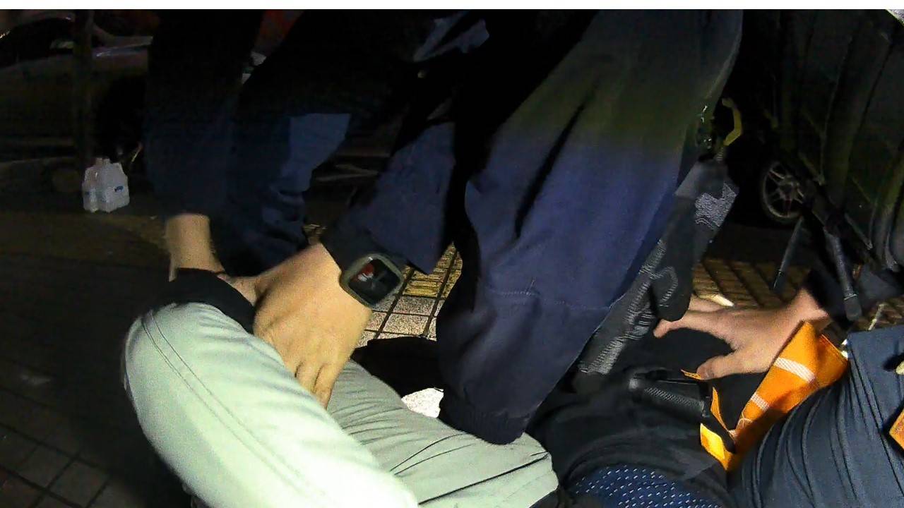 男子街頭與人爭執竟亮槍恐嚇 被逮後冤喊:以為她罵我 男子街頭與人爭執竟亮槍恐嚇 被逮後冤喊:以為她罵我