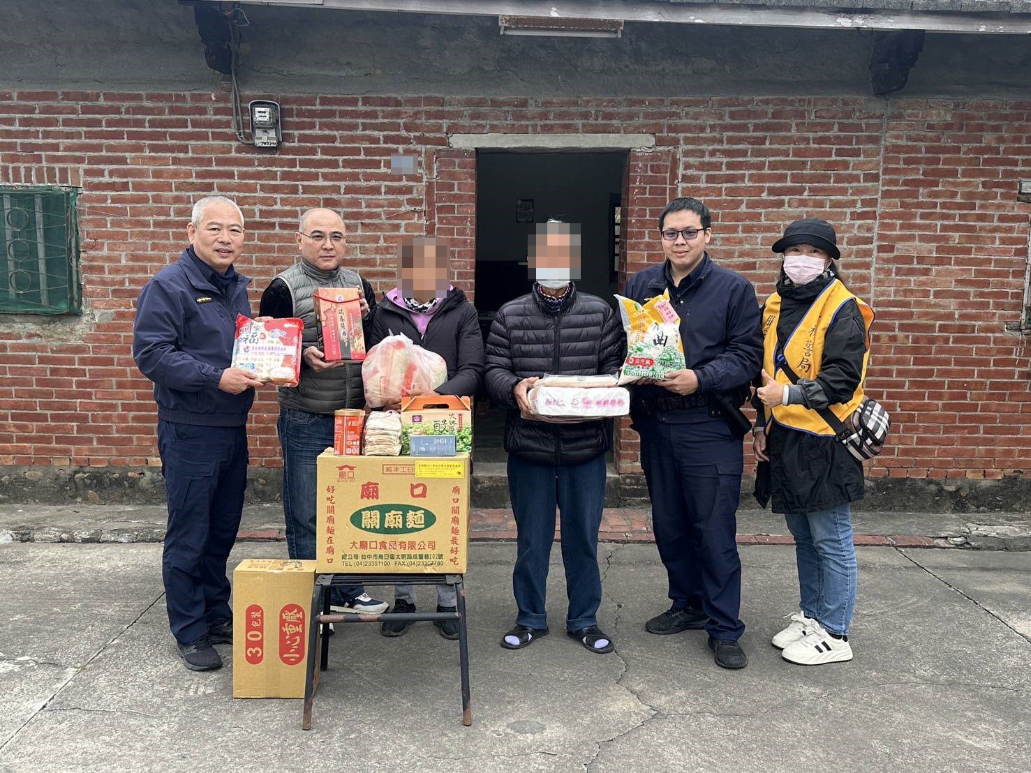 寒冬送暖 斗六溝垻警偕同善心人士送物資 寒冬送暖 斗六溝垻警偕同善心人士送物資