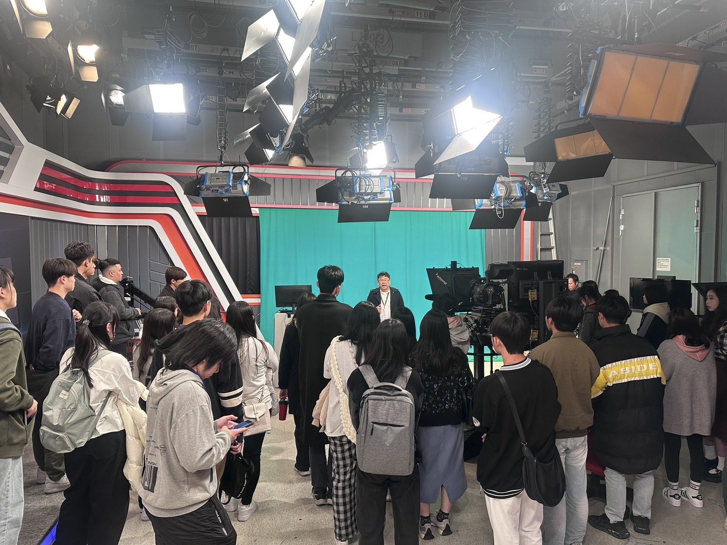 開南大學營隊培育媒體人才 新住民學子做新聞分享自身文化 開南大學營隊培育媒體人才 新住民學子做新聞分享自身文化