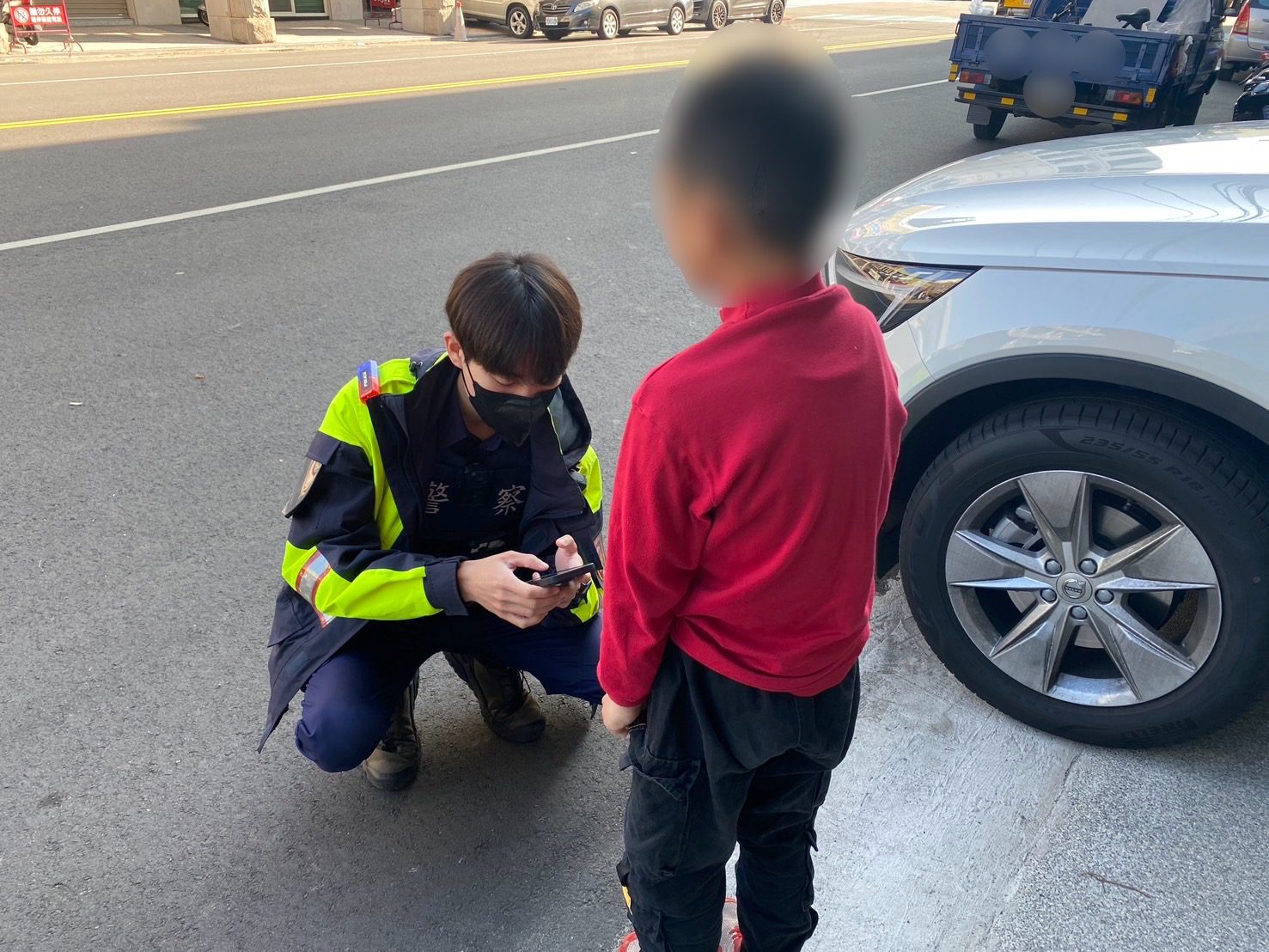 太期盼郊遊 男童記錯時間安親班前苦等 員警解開可愛誤會 太期盼郊遊 男童記錯時間安親班前苦等 員警解開可愛誤會