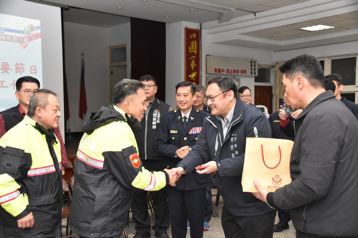 中市副市長至豐原警分局慰勞執勤員警 夜間探班弟兄直呼好窩心 中市副市長至豐原警分局慰勞執勤員警 夜間探班弟兄直呼好窩心