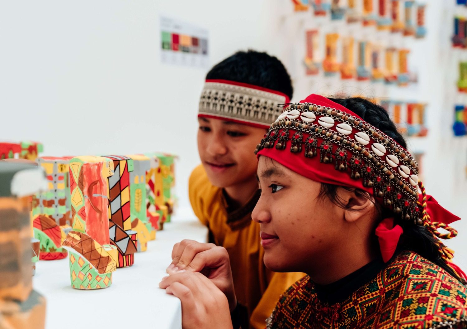 高美館《感動蛇 高美聯展》十位藝術家與臺泰學子展出近八百件彩繪作品