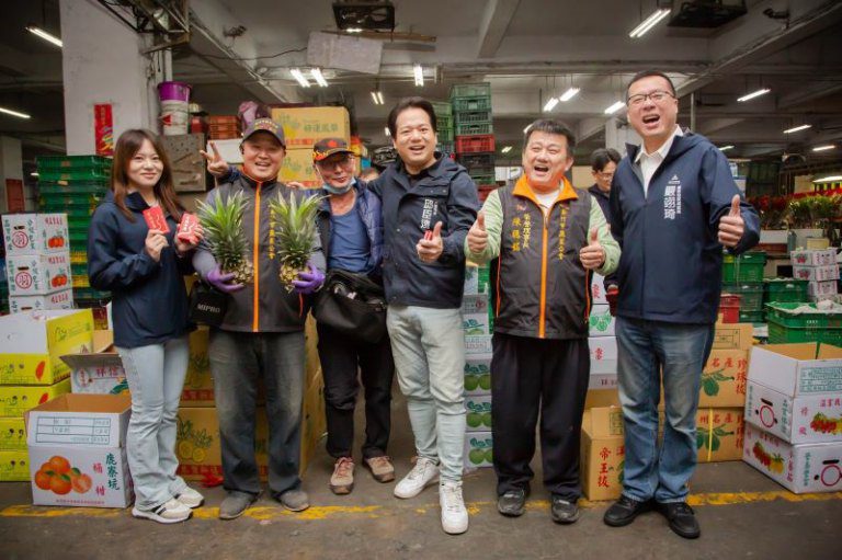 赴果菜批發市場發送「幸福安康」小紅包 邱臣遠代理市長向商家顧客拜早年 赴果菜批發市場發送「幸福安康」小紅包 邱臣遠代理市長向商家顧客拜早年