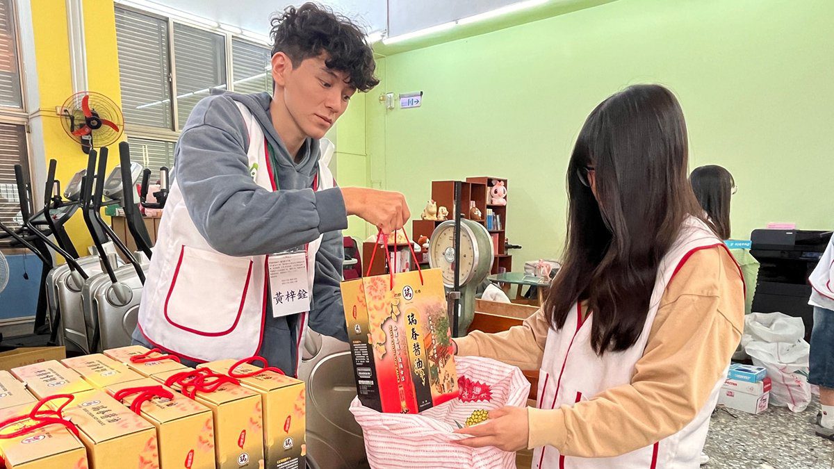 家扶寶貝蛇年回娘家  愛心滿滿  感恩同行