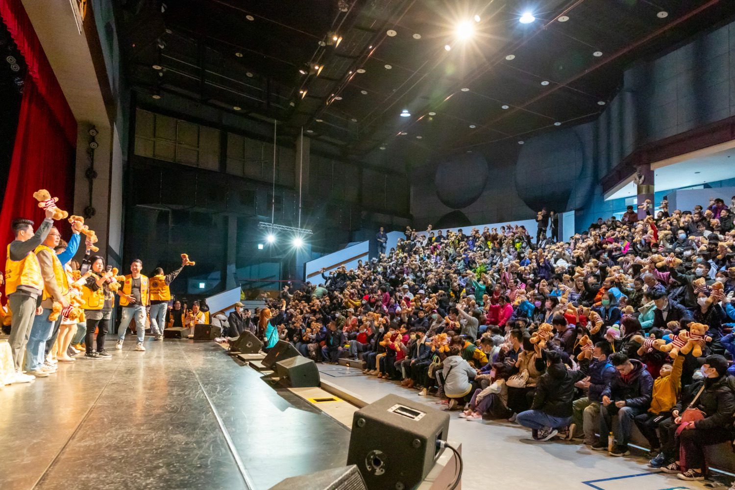 中市獅子會齊發心 領逾千位孩童暢玩麗寶 中市獅子會齊發心 領逾千位孩童暢玩麗寶