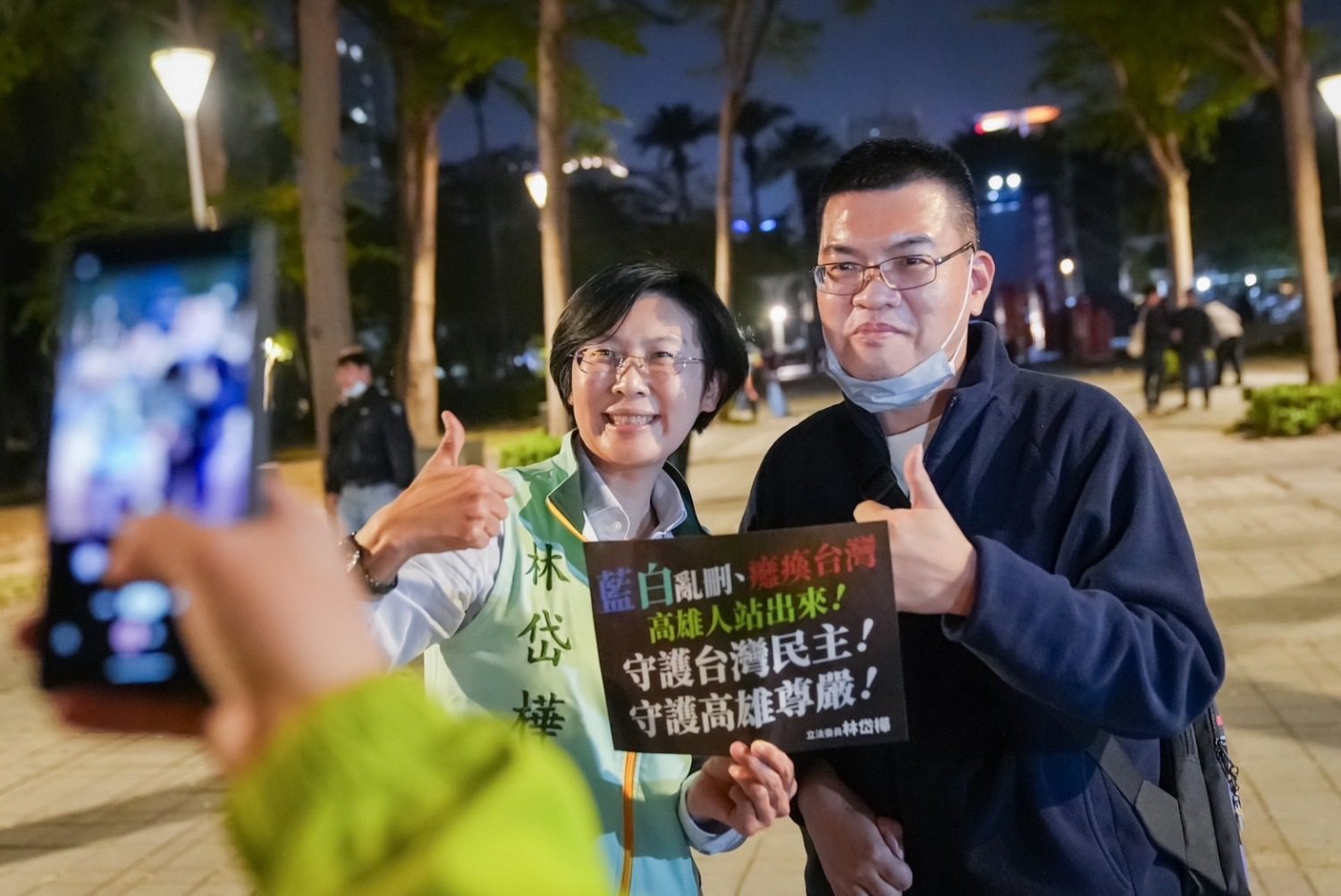 林岱樺寒冬為罷團送暖 呼籲高雄市民站出來挺高雄、救預算! 林岱樺寒冬為罷團送暖 呼籲高雄市民站出來挺高雄、救預算!