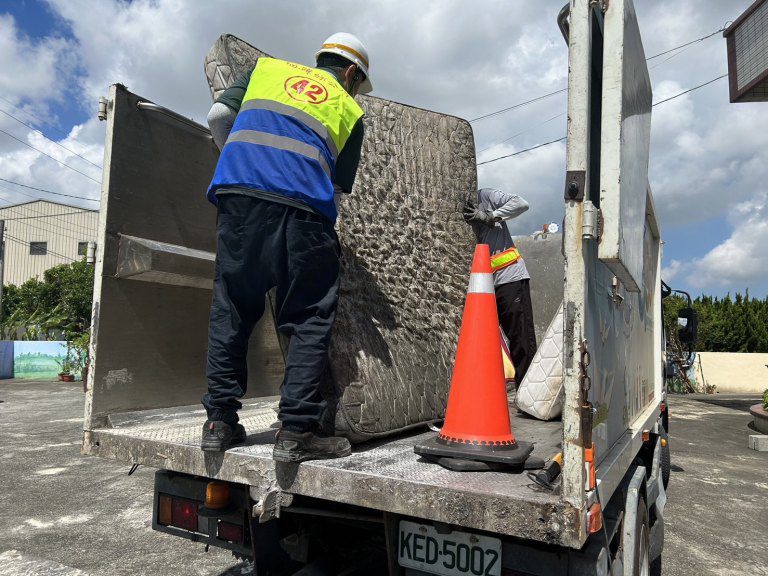 清除舊物迎新春、回收再用添價值 大型家具清運請提前預約 清除舊物迎新春、回收再用添價值 大型家具清運請提前預約