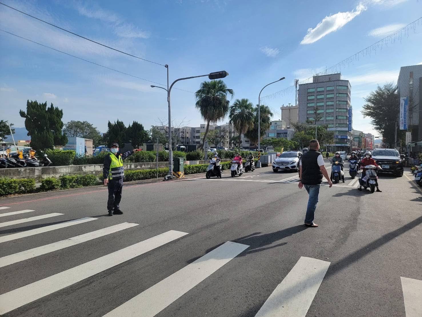 年貨大街傳統市場交通管制疏導措施 苗栗警方超用心 年貨大街傳統市場交通管制疏導措施 苗栗警方超用心