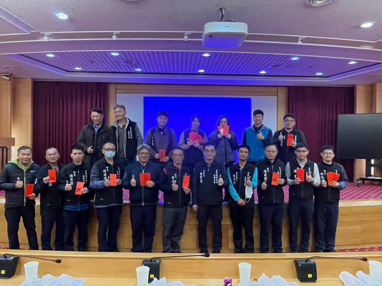 臺西警友賀新年  贈年節紅包慰勞員警辛勞