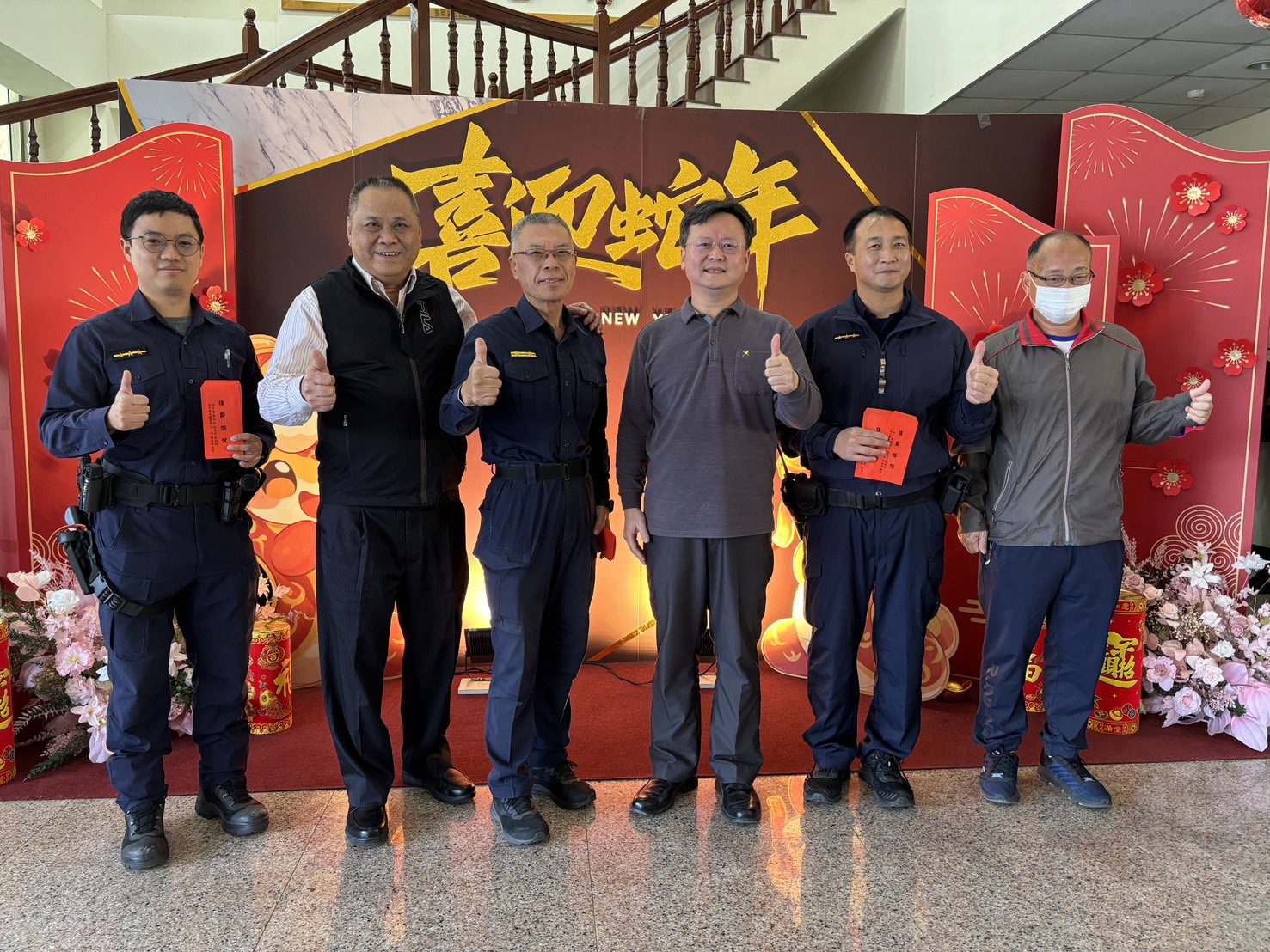 金蛇小龍迎新春 分局長與警友主任攜手感謝辛勞同仁