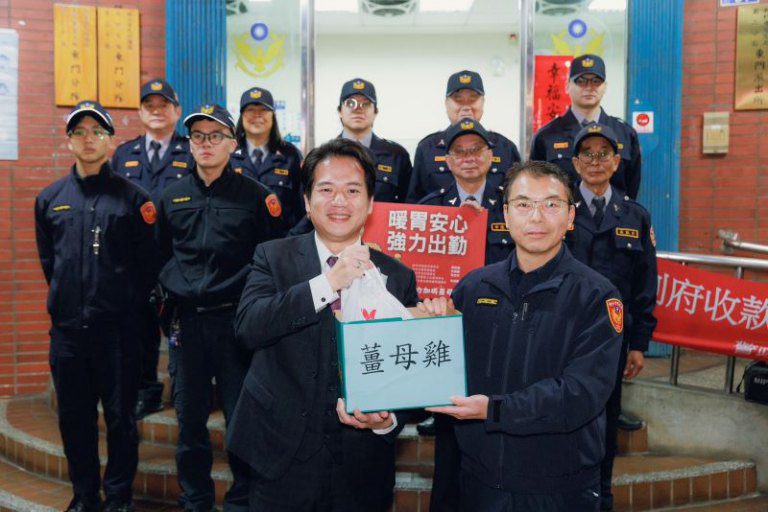 守護春安不打烊！　邱臣遠代理市長贈無酒精薑母雞慰勞警消、民力
