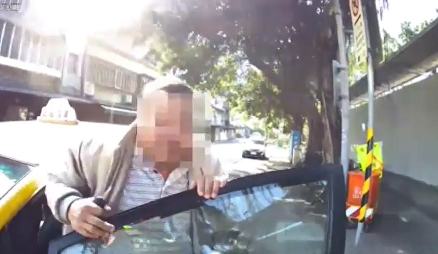 寒冬運將突感不適 保大警協助緊急送醫