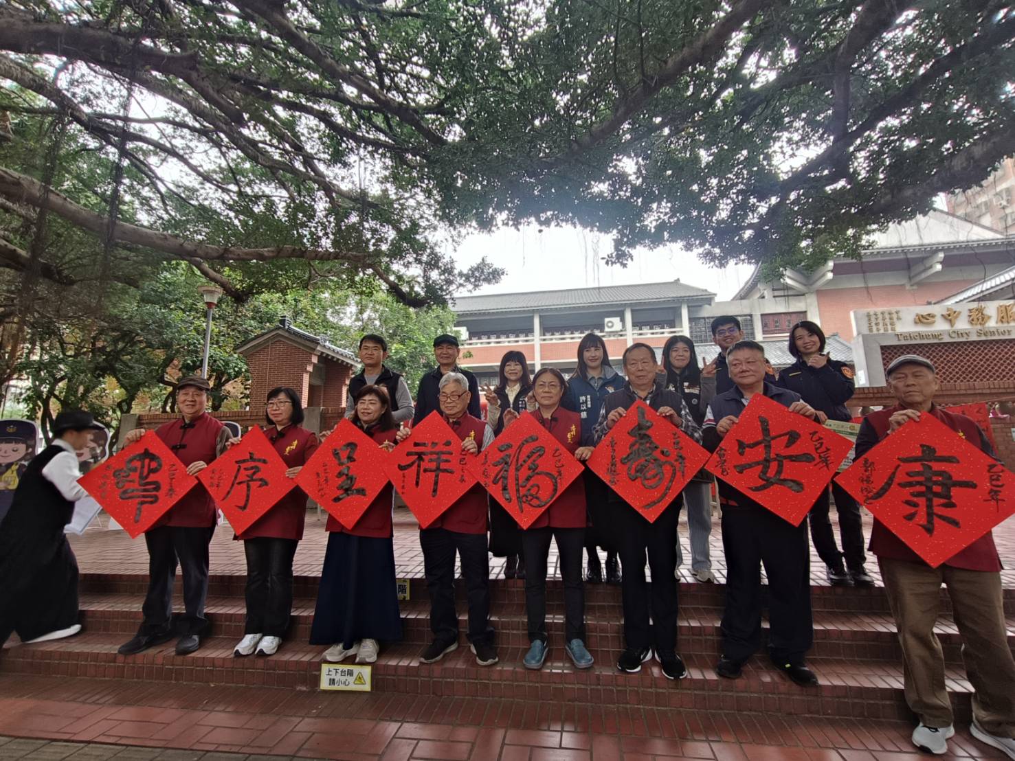 新春揮毫贈春聯 中警多元宣導迎金蛇