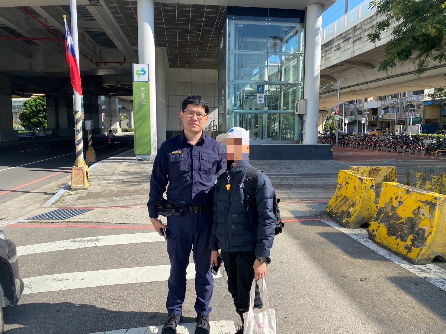 少年趕公車錢包噴飛身無分文 警暖心援助平安返家